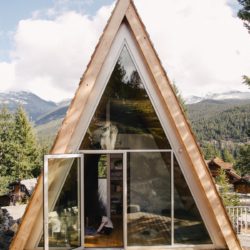 خانه چوبی مثلثی